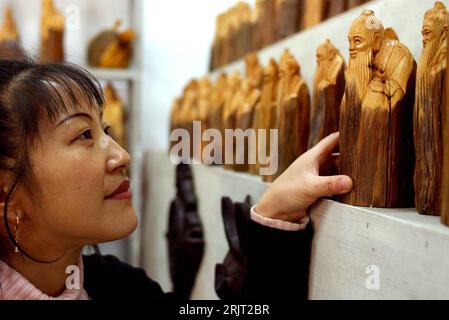 Bildnummer: 51543875 Datum: 08.11.2006 Copyright: imago/Xinhua Frau betrachtet hölzerne Konfuzius-Figuren in Xian - PUBLICATIONxNOTxINxCHN, Objekte , Personen; 2006, Xian, XI AN, Shaanxi, Figur, Figuren, Holz, Konfuzius, Schnitzerei, Schnitzereien, Exponat, Exponate, Ausstellungsstück, Ausstellungsstücke, Ausstellungen, Besucher, cinese, Chinesin, Tradition, traditionell, traditionelle,; , quer, Kbdig, , Kunsthandwerk, Kunst, Seitenansicht, Perspektive, China, ,o0 Einzelbild; Aufnahmedatum geschätzt Foto Stock