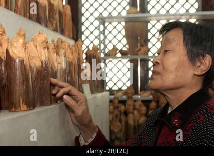 Bildnummer: 51543907 Datum: 08.11.2006 Copyright: imago/Xinhua Chinesin betrachtet hölzerne Konfuzius-Figuren in Xian - PUBLICATIONxNOTxINxCHN, Objekte , Personen; 2006, Xian, XI AN, Shaanxi, Figur, Figuren, Holz, Konfuzius, Schnitzerei, Schnitzereien, Exponat, Exponate, Ausstellungsstück, Ausstellungsstücke, Ausstellungen, Chinese, Frau, Tradition, traditionell, traditionelle,; , quer, Kbdig, Einzelbild, Close, Kunsthandwerk, Kunst, Cina, ,; Aufnahmedatum geschätzt Foto Stock