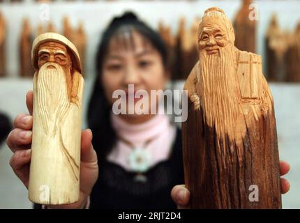 Bildnummer: 51543901 Datum: 08.11.2006 Copyright: imago/Xinhua Chinesin mit zwei hölzernen Konfuzius-Figuren in Xian - PUBLICATIONxNOTxINxCHN, Objekte , Personen; 2006, Xian, XI AN, Shaanxi, Figur, Figuren, Holz, Konfuzius, Schnitzerei, Schnitzereien, Exponat, Exponate, Ausstellungsstück, Ausstellungsstücke, Ausstellungen, Chinese, Frau, Tradition, traditionell, traditionelle,; , quer, Kbdig, Einzelbild, Close, Kunsthandwerk, Kunst, Cina, ,; Aufnahmedatum geschätzt Foto Stock