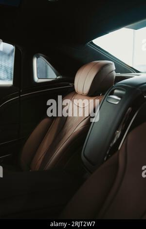 Uno scatto verticale di dettagli all'interno di una lussuosa Mercedes-Benz Maybach Foto Stock