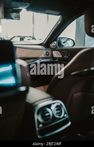 Uno scatto verticale di dettagli all'interno di una lussuosa Mercedes-Benz Maybach Foto Stock