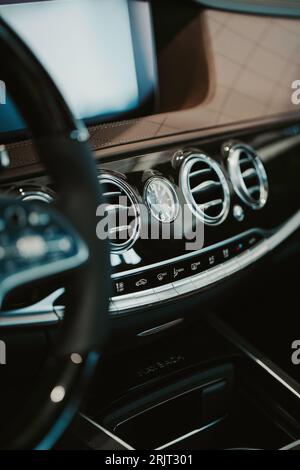 Uno scatto verticale di dettagli all'interno di una lussuosa Mercedes-Benz Maybach Foto Stock