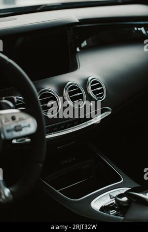 Uno scatto verticale di dettagli all'interno di una lussuosa Mercedes-Benz S63 Foto Stock