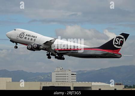 Los Angeles, California, USA - 21 agosto 2023: Un Boeing 747-400, operato dalla compagnia cinese di navigazione cargo SF Airlines, è mostrato decollare. Foto Stock