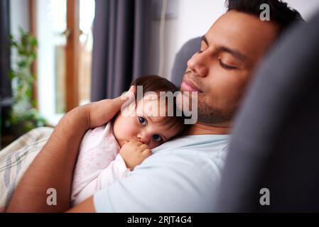 Padre affettuoso abbraccio la sua bimba a casa Foto Stock