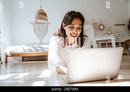 Freelance che lavorano con un notebook a casa Foto Stock