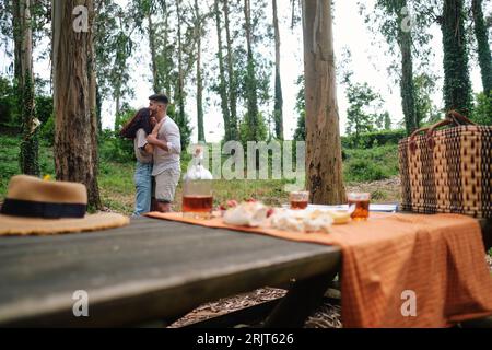 Coppia romantica che trascorre il tempo libero nella foresta Foto Stock