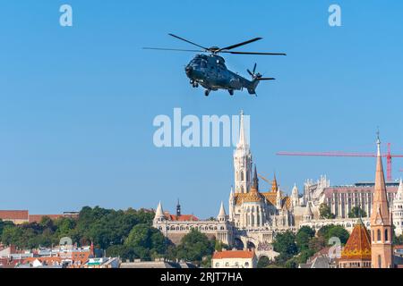 L'elicottero militare Airbus H225M dell'Aeronautica militare ungherese vola sopra Budapest alla celebrazione dello stato ungherese del 20.08.2023 Budapest, Ungheria Foto Stock