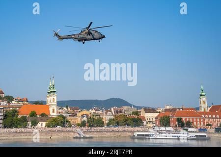 L'elicottero militare Airbus H225M dell'Aeronautica militare ungherese vola sopra Budapest alla celebrazione dello stato ungherese del 20.08.2023 Budapest, Ungheria Foto Stock