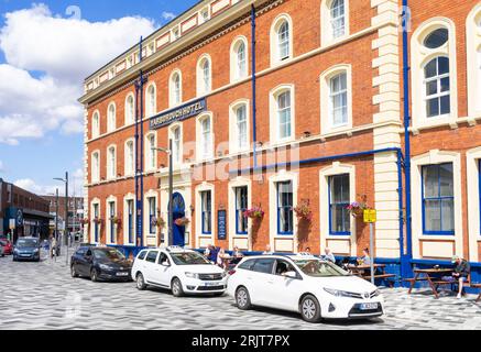 Nel centro di Grimsby, fila di taxi in un posteggio dei taxi fuori dallo Yarborough Hotel, un pub Wetherspoon a Grimsby North Lincolnshire Inghilterra Regno Unito Europa Foto Stock