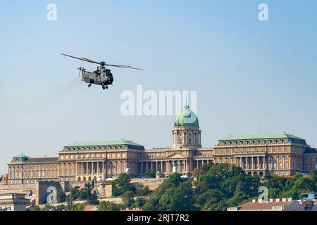 L'elicottero militare Airbus H225M dell'Aeronautica militare ungherese vola sopra Budapest alla celebrazione dello stato ungherese del 20.08.2023 Budapest, Ungheria Foto Stock