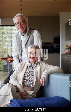 Ritratto di felice coppia senior a casa Foto Stock
