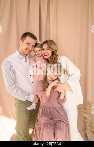 famiglia felice di quattro padre con madre e due figlie Foto Stock