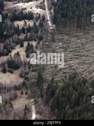 Bildnummer: 51656976 Datum: 22.01.2007 Copyright: imago/Xinhua Sturmschäden im Wald des Sumava Nationalparks in Borova Lada - Entwurzelte, umgeknickte Bäume - eine Schneise der Zerstörung PUBLICATIONxNOTxINxCHN, Landschaft; 2007, Borova Lada, Borowa, Nationalpark, Wald, Schaden, Schäden, Zerstörung, Naturkatastrophe, Naturkatastrophen, Katastrophe, Katastrophen, Unwetter, Sturmschaden, Baum, Bäume, umgestürzt, umgestürzte, umgestürzter, abgeknickt, abgeknickte, abgeknickter, entwurzelt, entwurzelte, entwurzelter; , hoch, Kbdig, totale, Vogelperspektive, Perspektive, Tschechien, Wald, Oeko Foto Stock