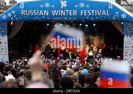 Bildnummer: 51667291 Datum: 13.01.2007 Copyright: imago/Xinhua Begeistertes Publikum vor einer Bühne auf dem Russian Winter Festival auf dem Trafalgar Square a Londra PUBLICATIONxNOTxINxCHN, Personen , ; 2007, Londra, Tradionelle Feste, Bühnen, Schriftzug, Winterfest, Zuschauer, Menschenmenge, Menschenmasse, russisch, russisches; , quer, Kbdig, totale, Inghilterra, Foto Stock