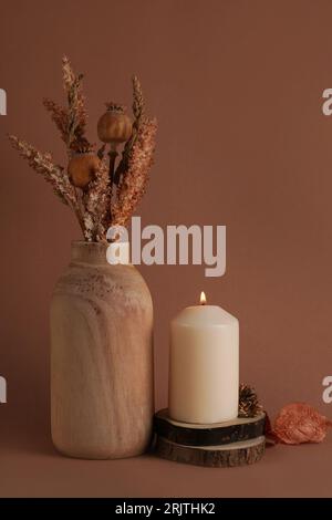 Composizione autunnale con candela aromatica in vasetto di vetro con  stoppino di legno, e a forma di candela di zucche Foto stock - Alamy