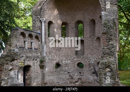 La rovina di Barbarossa, o cappella di Sint Maartens nel parco storico della città Valkhof a Nimega Foto Stock