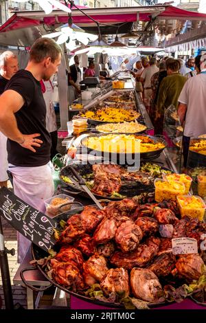 Gente del posto che acquista prodotti a base di carne cotti al mercato del sabato a Dieppe, dipartimento marittimo della Senna, Francia. Foto Stock