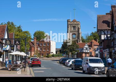 The High Street at Pinner Village, Middlesex, Greater London UK, guardando verso la chiesa di Pinner Foto Stock