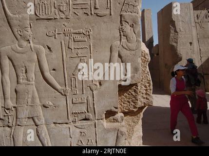 Bildnummer: 51723989 Datum: 19.02.2007 Copyright: imago/Xinhua Relief im Tempel von Karnak in Luxor PUBLICATIONxNOTxINxCHN, Objekte , Personen; 2006, Luxor, tal der Könige, Tourist, Touristen, Sehenswürdigkeit, Theben, Tempelanlage, Weltkulturerbe, Ruine, Ruinen, rilievi; , quer, Kbdig, Einzelbild, Ägypten, ,; Aufnahmedatum geschätzt Foto Stock