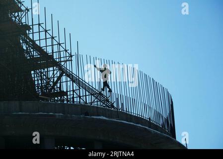 Bildnummer: 51729932 Datum: 01.03.2007 Copyright: imago/Xinhua Stahlflechter arbeitet an der Armierung eines Neubaus auf einer Baustelle in Kabul - PUBLICATIONxNOTxINxCHN, Personen , Gebäude, außen Außenansicht; 2007, Kabul, Baustelle, Baustellen, Bauarbeiten, Bauarbeiter, Bau, Eisenbieger, Stahlarmierung, Abend, Abenddämmerung, Dämmerung, Rohbau; , quer, Kbdig, totale, Baugewerbe, Wirtschaft, Afghanistan, , Foto Stock