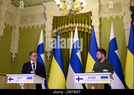 Kiev, Ucraina. 23 agosto 2023. Il presidente dell'Ucraina Volodymyr Zelensky (R) incontra a Kiev il primo ministro finlandese Petteri Orpo, mercoledì 23 agosto 2023, in mezzo all'invasione russa dell'Ucraina. Foto del presidente ucraino Ufficio Stampa/ credito: UPI/Alamy Live News Foto Stock