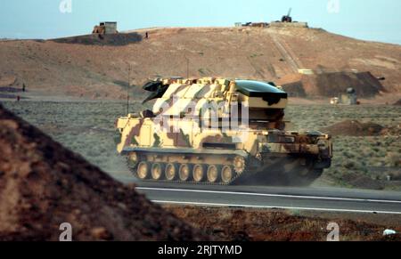 Iranischer Panzer patrouilliert an der Uran-Anreicherungsanlage in Natanz - Iran - PUBLICATIONxNOTxINxCHN Foto Stock
