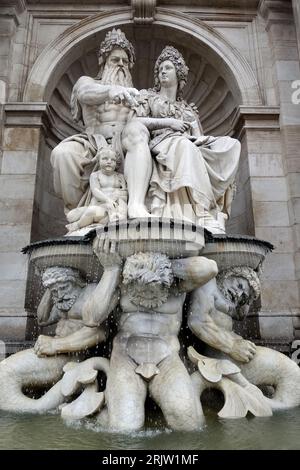 La fontana di Albrecht Danubius e Vindobona al di fuori del Museo Albertina di Vienna in Austria Foto Stock