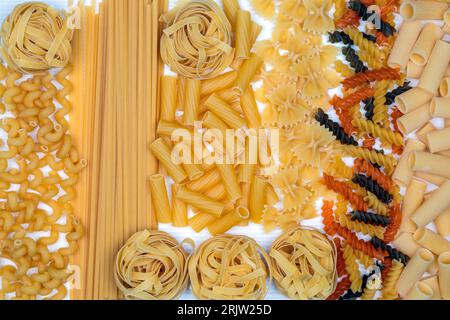 Tipi di pasta: Linguine, Rigatoni, spirali, Farfalle, tagliatelle, Tricolore Fusilli. Foto Stock