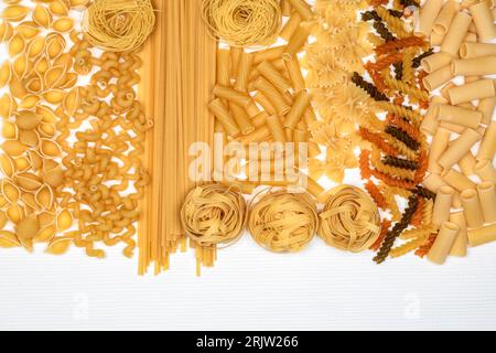 Tipi di pasta: Linguine, Rigatoni, spirali, Farfalle, tagliatelle, Tricolore Fusilli, Vermicelli e conchiglie. Foto Stock