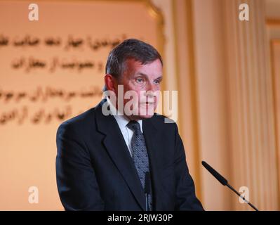 La RT. L'onorevole David Jones, deputato ed ex Segretario di Stato del Regno Unito per il Galles, interviene alla conferenza. In occasione del 35° anniversario del massacro del 1988 in Iran, una conferenza dal titolo "quattro decenni di crimine contro l'umanità e impunità dalla punizione" ha riunito a Parigi eminenti giudici e giuristi internazionali. Foto Stock