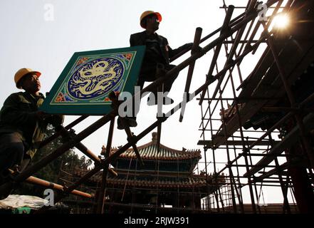Bildnummer: 51829900 Datum: 10.04.2007 Copyright: imago/Xinhua Bauarbeiter tragen eine verzierte Platte auf das Dach des Fünf-Drachen-Pavillons im Beihai Park a Pechino - PUBLICATIONxNOTxINxCHN, Personen , Gegenlichtaufnahme , silhouette; 2007, Pechino, Baustelle, Baustellen, Bau, Bauarbeiten, Renovierung, Renovierungsarbeiten, Sanierung, Arbeiter, Gerüst, Gerüste, Baugerüst, Baugerüste; , quer, Kbdig, Gruppenbild, Baugewerbe, Wirtschaft, Cina, Arbeitswelten, Gesellschaft, Wirtschaft Foto Stock