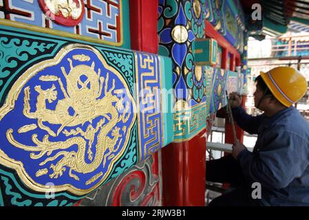 Bildnummer: 51829908 Datum: 10.04.2007 Copyright: imago/Xinhua Arbeiter bei Korrekturarbeiten während der Renovierung des Fünf-Drachen-Pavillons im Beihai Park a Pechino - PUBLICATIONxNOTxINxCHN, Personen; 2007, Pechino, Baustelle, Baustellen, Bau, Bauarbeiten, Renovierung, Renovierungsarbeiten, Sanierung, Arbeiter, Pavillon, Fassade, Fassaden, Bemalung, Verzierung; , quer, Kbdig, Einzelbild, Close, Baugewerbe, Wirtschaft, Cina, Arbeitswelten, Gesellschaft, Wirtschaft Foto Stock