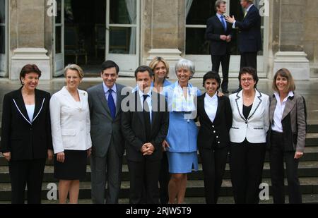 Bildnummer: 51869050 Datum: 18.05.2007 Copyright: imago/Xinhua Les Ministres - V.l.n.r.: Gesundheitsministerin Roselyne Bachelot, Innenministerin Michele Alliot-Marie, Premier Francois Fillon, Staatspräsident Nicolas Sarkozy, Forschungsministerin Valerie Pecresse, Landwirtschaftsministerin Christine Lagarde, Justizministerin Rachida dati, Wohnungsbauministerin Christine Boutin, Kulturministerin Christine Albanel (alle fra/UMP) anlässlich eines Treffens der neuen Regierung in Paris - PUBLICATIONxNOTxINxCHN, Personen; 2007, Parigi , Pressetermin , Politik, Politiker, Regierungsbildung Foto Stock