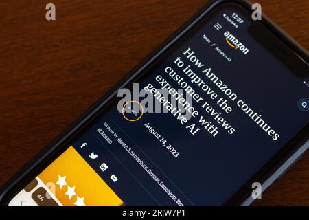 Un post "come Amazon continua a migliorare l'esperienza delle recensioni dei clienti con l'intelligenza artificiale generativa" dal sito Web Amazon visualizzato sullo schermo dell'iPhone. Foto Stock