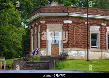 Chuckey, Tennessee, USA - 6 agosto 2023: Costruito intorno al 1929, questo vecchio Bankd Building è vuoto e trascurato lungo i binari della ferrovia. Foto Stock