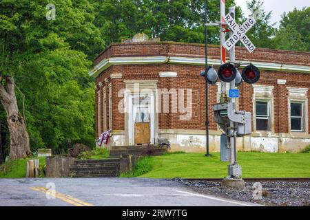 Chuckey, Tennessee, USA - 6 agosto 2023: Costruito intorno al 1929, questo vecchio Bankd Building è vuoto e trascurato lungo i binari della ferrovia. Foto Stock