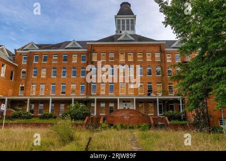 Bristol, Virginia, USA - 9 agosto 2023: Il Virginia Intermont College, costruito nel 1884, ha chiuso i battenti nel 2014 e un imprenditore cinese ha acquistato il pro Foto Stock