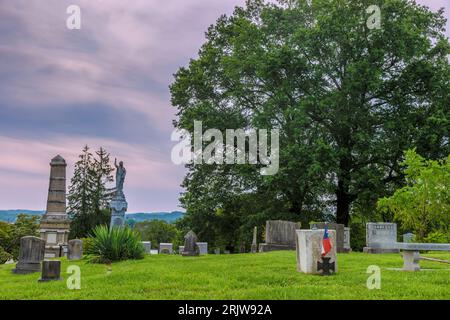 Bristol, Virginia, USA - 9 agosto 2023: Cimitero storico dove sono sepolti i padri fondatori di Bristol. Foto Stock