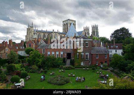 Questa immagine dello skyline di York nel Regno Unito mostra il Grays Court Hotel in primo piano e la York Minster sullo sfondo. Foto Stock