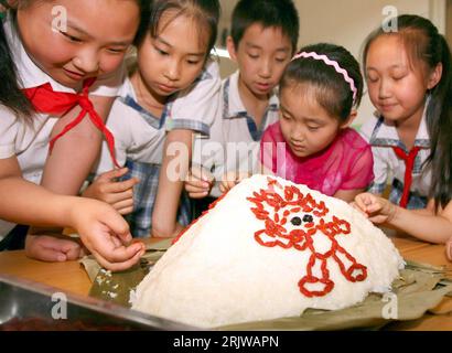 Bildnummer: 51934540 Datum: 18.06.2007 Copyright: imago/Xinhua Schüler der Dongtieying Grundschule mit ihrem riesigen Zongzi (Reis) während eines Kochwettbewerbs in Peking PUBLICATIONxNOTxINxCHN, Objekte , Personen; 2007, Jiaxing, kochen, Tradition, traditionelle, Gericht, Gerichte, Mahlzeit, Wettbewerb, Wettbewerbe, Chinese, Chinesen, Einheimische, Einheimischer, tipo, Schulkind, Schulkinder, Grundschüler, Mädchen; , quer, Kbdig, Gruppenbild, Cina, , Schule, Bildung, Foto Stock