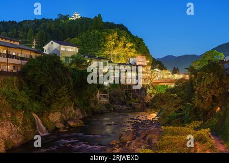 Gujo, Gifu, città giapponese di onsen sulle sorgenti termali sul fiume Hida di notte. Foto Stock