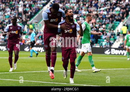 Douglas Luiz (a destra) dell'Aston Villa celebra il quinto gol della squadra dal punto di rigore con il compagno di squadra Jhon Duran durante la partita di andata della UEFA Europa Conference League a Easter Road, Edimburgo. Data foto: Mercoledì 23 agosto 2023. Foto Stock