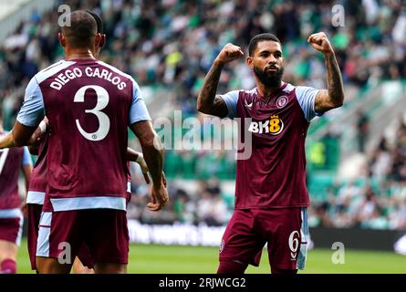 Douglas Luiz (a destra) dell'Aston Villa celebra il quinto gol della squadra dal punto di rigore durante la prima tappa della partita di play-off della UEFA Europa Conference League a Easter Road, Edimburgo. Data foto: Mercoledì 23 agosto 2023. Foto Stock