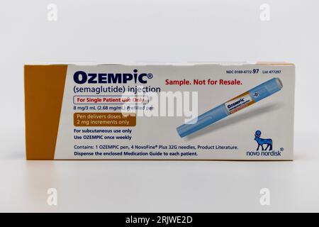 Scatola da 2 mg semaglutide Ozempic su sfondo bianco con spazio di copia Foto Stock