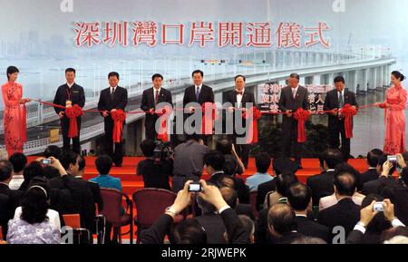 Bildnummer: 51977628 Datum: 01.07.2007 Copyright: imago/Xinhua Präsident Hu Jintao (Mitte, CHN) anlässlich der Eröffnung des Hong Kong-Shenzhen corridoio occidentale a Hong Kong - PUBLICATIONxNOTxINxCHN , Personen; 2007, Hong Kong, D.C. DC, Politik, Politiker, Staatspräsident, , Pressetermin , porto di Shenzhen Bay; , quer, Kbdig, totale, Cina, Randbild, gente Foto Stock