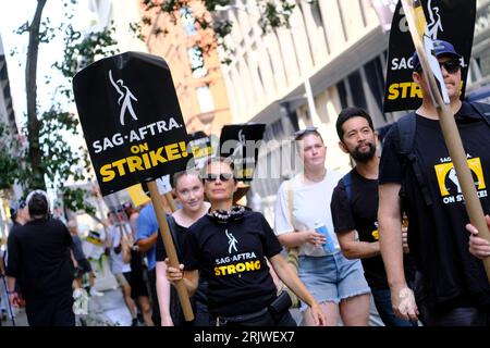 New York, NY, USA. 23 agosto 2023. I membri della Screen Writers Guild e Writers Guild of America East e altri sostenitori dell'unione picchettano fuori dalla sede di Netflix a New York il 23 agosto 2023. Crediti: Katie Godowski/Media Punch/Alamy Live News Foto Stock