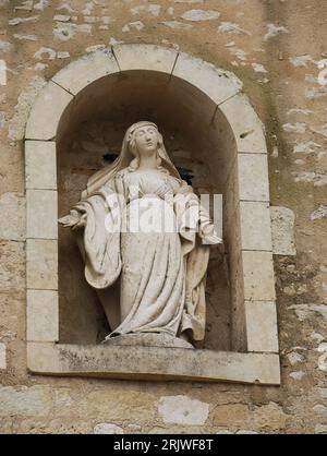 La statua della Vergine Maria in cima alla chiesa di Payroux Foto Stock