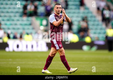 John McGinn di Aston Villa applaude i tifosi dopo il fischio finale nella prima tappa della partita di UEFA Europa Conference League a Easter Road, Edimburgo. Data foto: Mercoledì 23 agosto 2023. Foto Stock