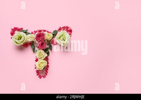 Utero fatto di bellissimi fiori su sfondo rosa Foto Stock